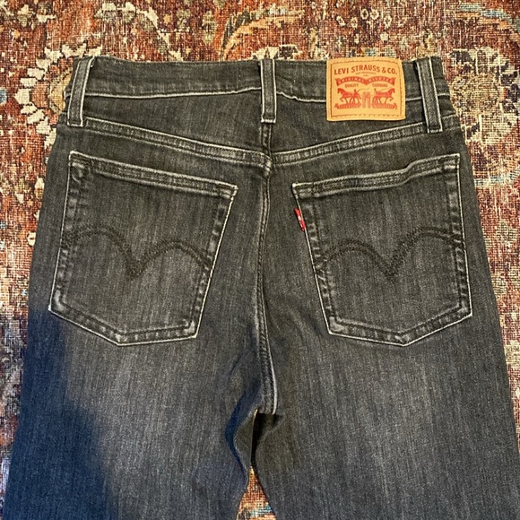 Levi’s Wedgie Skinny. High Rise. Size 26. Charcoal Distressed Grey. Stretch. - Picture 6 of 11